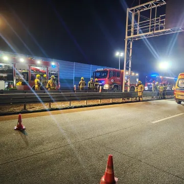 Bus uderzył w ciężarówkę. Jedna osoba trafiła do szpitala