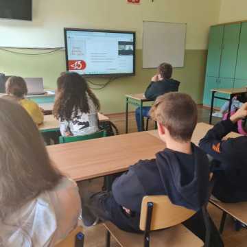 Uczniowie z Dobryszyc edukują się o finansach