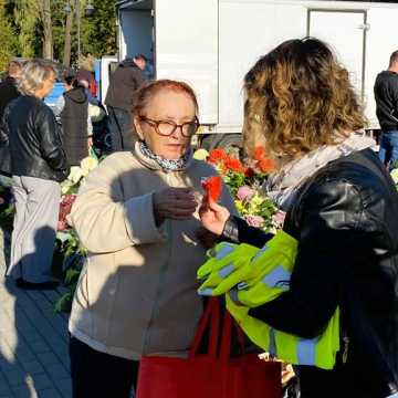 Dla poprawy bezpieczeństwa. Elementy odblaskowe od radomszczańskiej policji i Urzędu Miasta