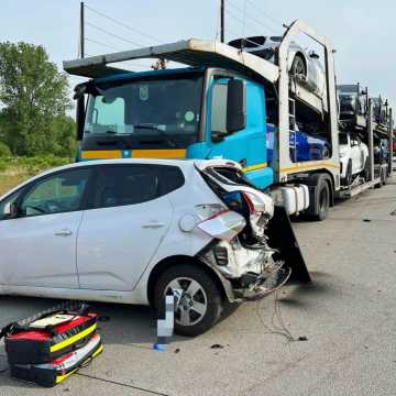 Na autostradzie A1 kobieta zasnęła za kierownicą. To doprowadziło do wypadku z udziałem trzech aut