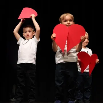 Dzieci z PP nr 9 w Radomsku wystąpiły w MDK dla mamy i taty