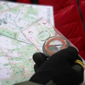 Spacer z mapą i kompasem