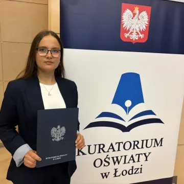 Uczennica PSP w Strzelcach Małych odebrała dyplom Laureata Konkursu Kuratoryjnego z geografii