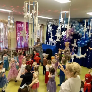 „Zimowa Kraina”. Bal karnawałowy w przedszkolu nr 9 w Radomsku