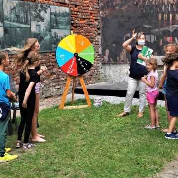 Wakacyjne warsztaty edukacja–segregacja w radomszczańskim muzeum