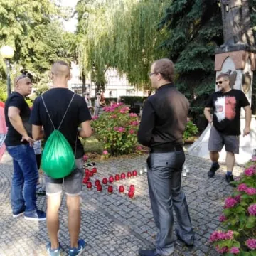 Ku czci powstańcom. Młodzież Wszechpolska i Ruch Narodowy ułożyli kotwicę