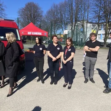 Foto budka, pokazy, poznawanie szkoły. Dzień  Otwarty w ZSP w Kamieńsku