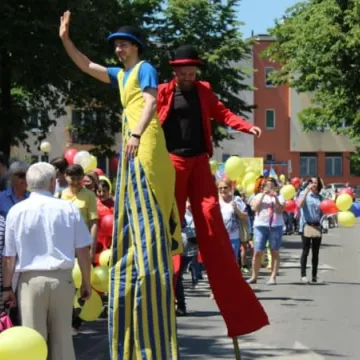 Barwny korowód z okazji Dnia Dziecka