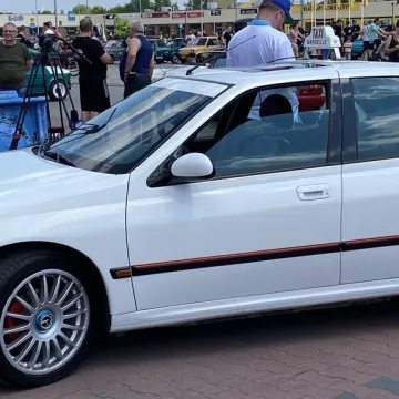 Klasyki zaparkowały w Radomsku. Trwa Auto-Moto Weteran 5