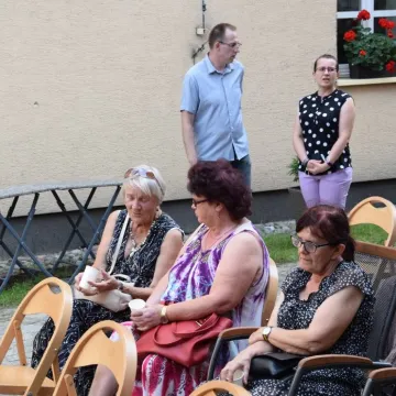 Koncert zespołu Impressja na dziedzińcu muzeum w Radomsku