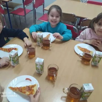 „Zerówiaki” z PSP 8 w Radomsku bawiły się na balu karnawałowym. Świętowały też dzień pizzy