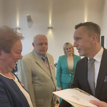 Sześć par uhonorowanych medalami za długoletnie pożycie małżeńskie