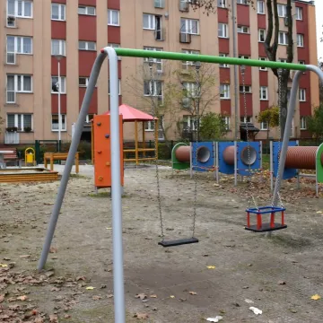 Piotrków Tryb.: Powstał nowy plac zabaw
