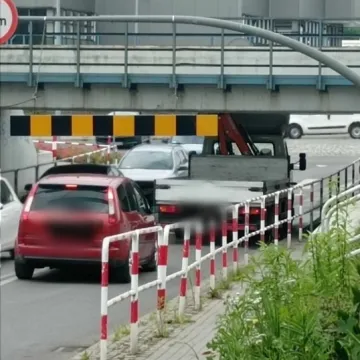 Kierowca się przeliczył i utknął pod „mostkiem” w okolicy Era Parku