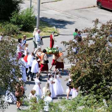 Procesja ku czci Bożego Ciała z parafii NMP Królowej Polski przeszła ulicami miasta