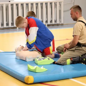 Dzieci przed wakacjami uczą się zasad udzielania pierwszej pomocy