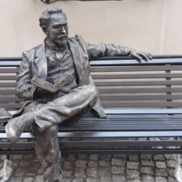 Ławeczka Reymonta już w Radomsku. Czeka na montaż