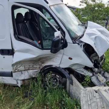 Zniszczone samochody i płot po wypadku w Cadówku