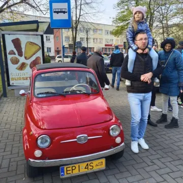 Zlot i parada zabytkowych samochodów w Święto Niepodległości w Radomsku