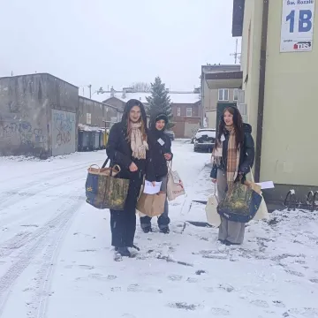 Wolontariusze z Radomska rozdają wigilijne paczki samotnym