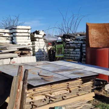 Strażacy walczyli z ogniem w Przyborowie. Paliły się materiały budowlane