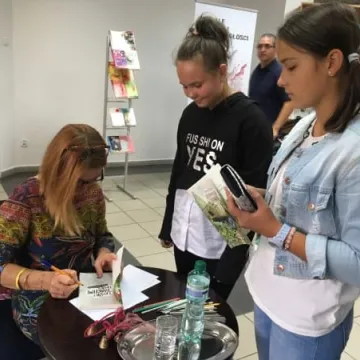 Spotkanie młodzieży z pisarką w bibliotece