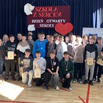 Foto budka, pokazy, poznawanie szkoły. Dzień  Otwarty w ZSP w Kamieńsku