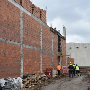 Zobacz, jak powstaje hala sportowa w Kamieńsku