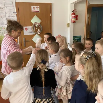 Zajączek ukrył się w PP nr 5 w Radomsku. Dzieci ruszyły na poszukiwania