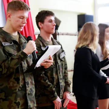 Klasy pierwsze z „Drzewniaka” złożyły ślubowanie. Wręczono wyższe stopnie