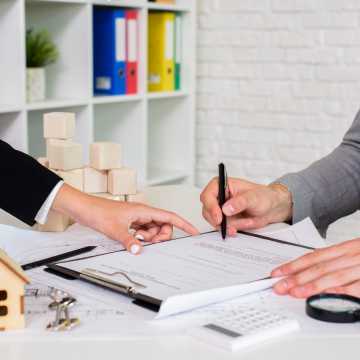 Wady i zalety korzystania z usług prawnych przy zakupie nieruchomości