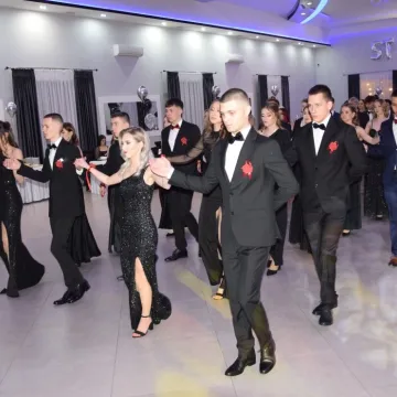 Szampańska zabawa studniówkowa ZSE w Radomsku