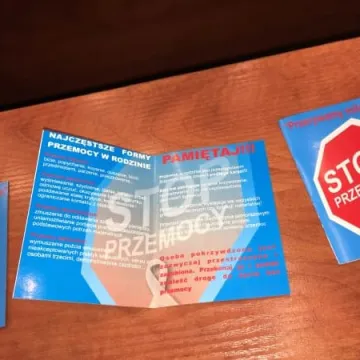 Biała wstążka symbolem kampanii przeciwdziałania przemocy