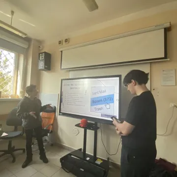 Jak chronić się przed zagrożeniami w sieci? Warsztaty dla seniorów w ZSE-E w Radomsku