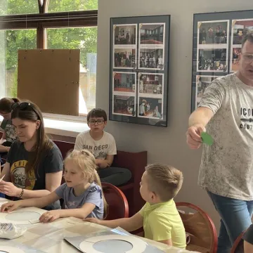 Emocje i wiosna na warsztatach kartonowych w Muzeum Regionalnym w Radomsku
