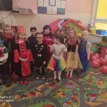 „Zerówiaki” z PSP 8 w Radomsku bawiły się na balu karnawałowym. Świętowały też dzień pizzy