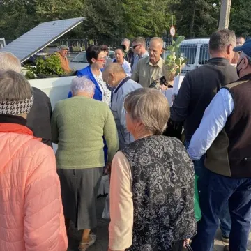 Poseł Anna Milczanowska rozdawała sadzonki z autografem pary prezydenckiej