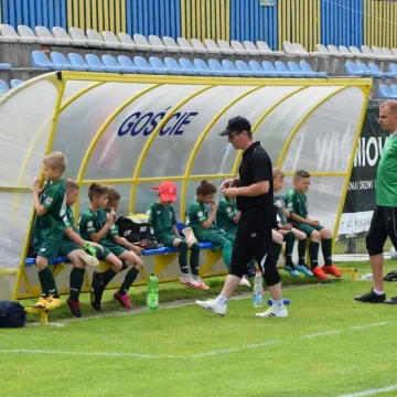 Mali piłkarze na dużej murawie