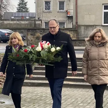 Kwiaty w rocznicę wyzwolenia Radomska