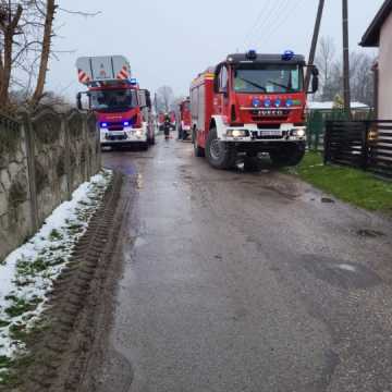 Pożar warsztatu samochodowego w miejscowości Długie. 9 zastępów w walce z żywiołem