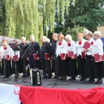 Patriotyczne pieśni w parku Świętojańskim