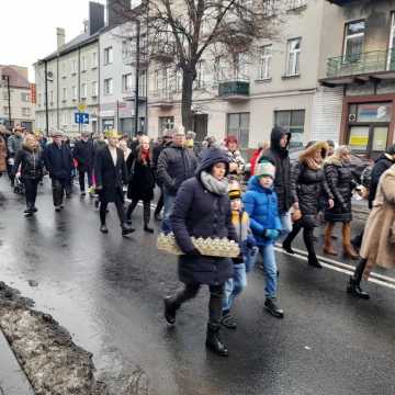 [WIDEO] Orszak Trzech Króli 2025 w Radomsku. „Kłaniajcie się królowie!”