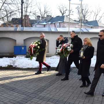 Pamięć o powstańcach styczniowych. Kwiaty złożone pod Krzyżem Powstańczym w Radomsku