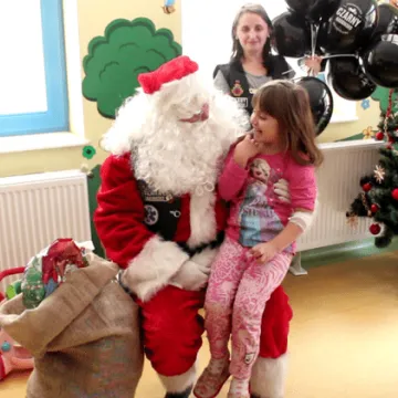 Klub Motocyklowy Czarny w roli św. Mikołaja 