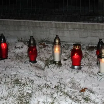 Symboliczne znicze przed GDDKiA