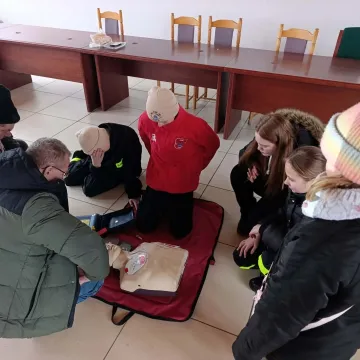 AED już dostępny na budynku OSP Pławno