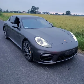 Grupa kradnąca luksusowe auta rozbita przez łódzkich policjantów