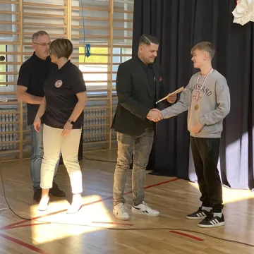 Foto budka, pokazy, poznawanie szkoły. Dzień  Otwarty w ZSP w Kamieńsku