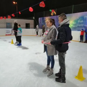 Walentynki na miejskim lodowisku