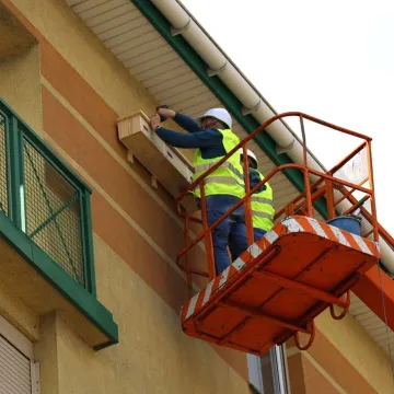 W Radomsku trwa montaż budek lęgowych dla jerzyków
